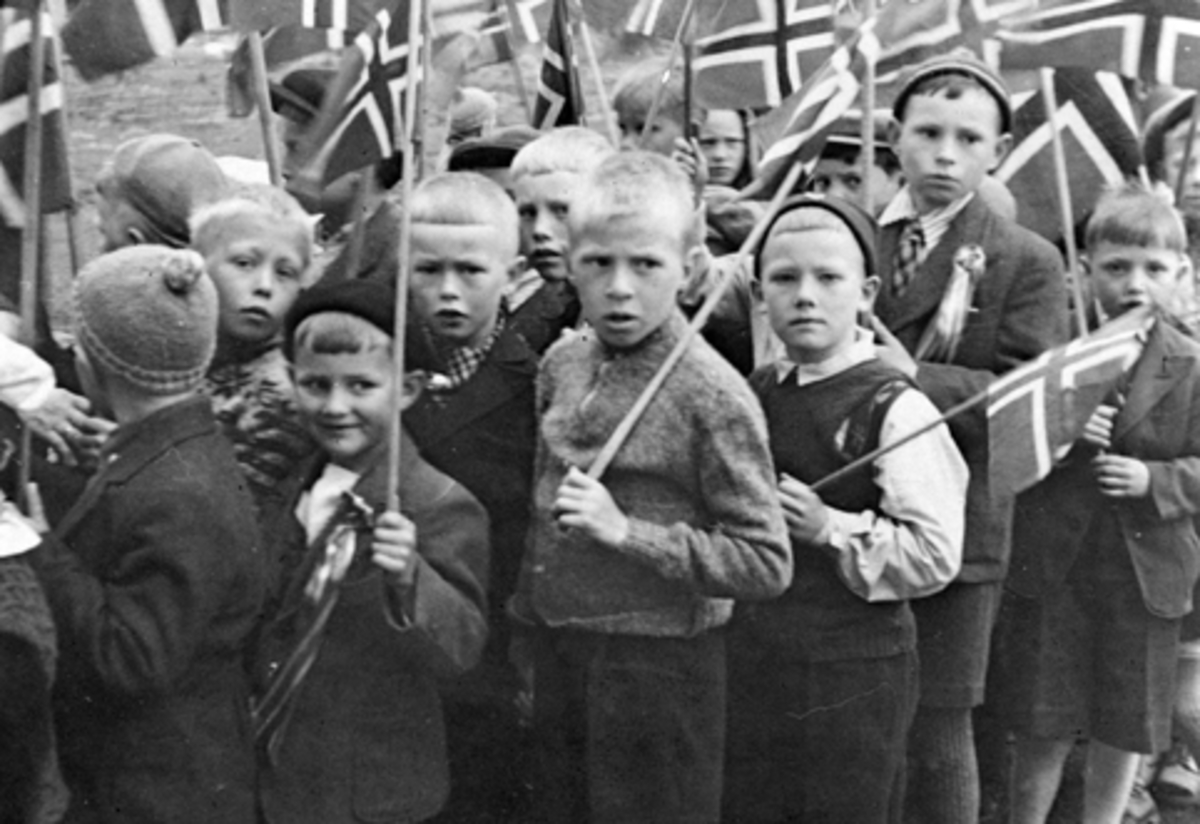 Anno Domkirkeodden, SOLVIN SKOLE I ROMEDAL, 17. MAI 1945, 17. MAI-FEIRING, NORSKE FLAGG, FRIGJØRING
