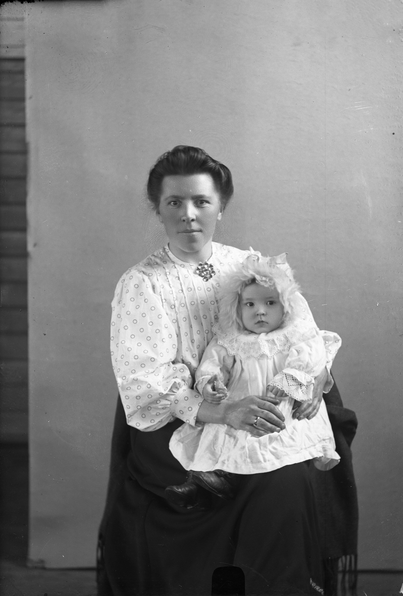 Oscar Holte, Portrett, person, klær,