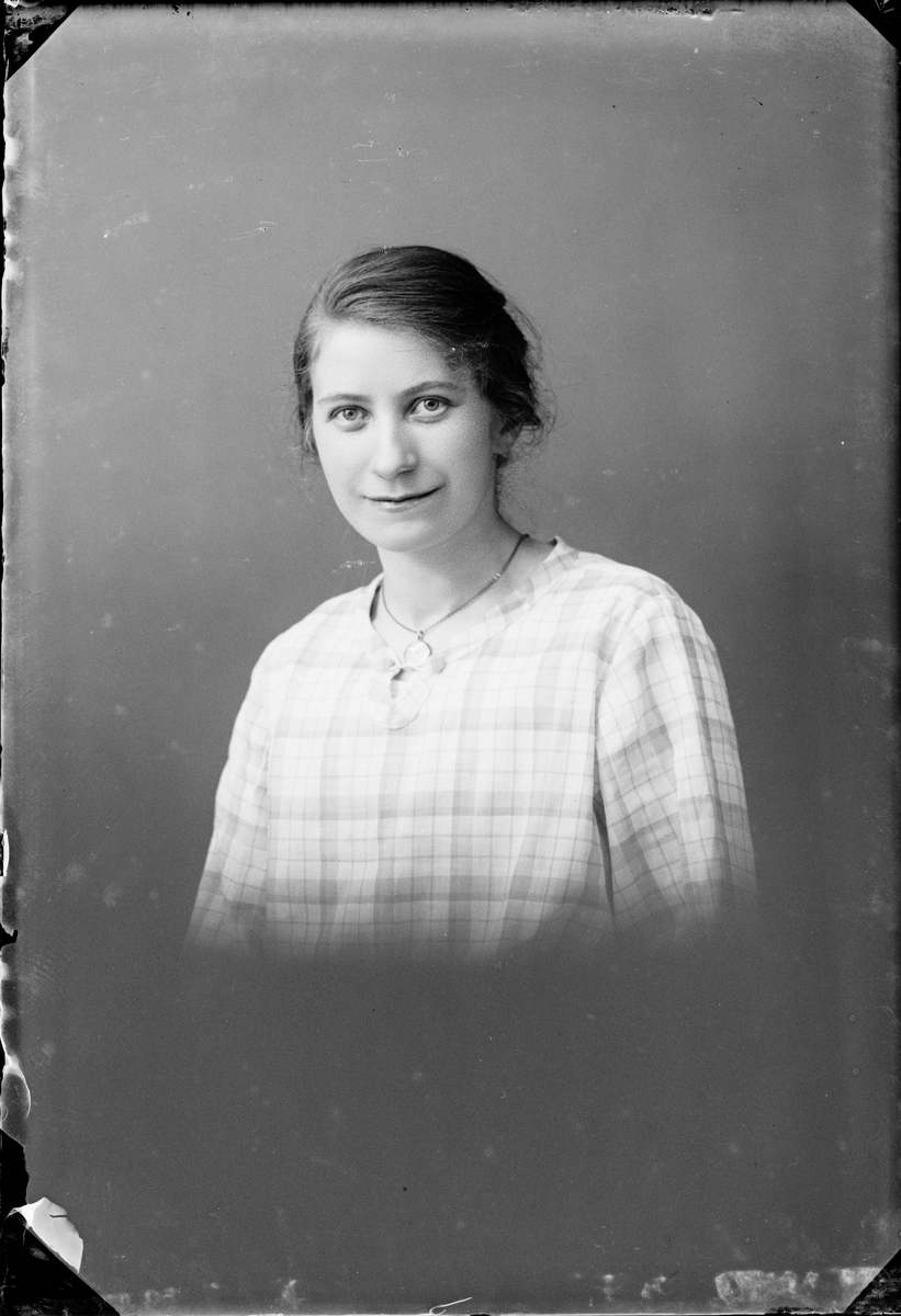 Skötsner-Edhlund, Ateljéporträtt - Karin Bäckman från Östhammar, Uppland 1924
