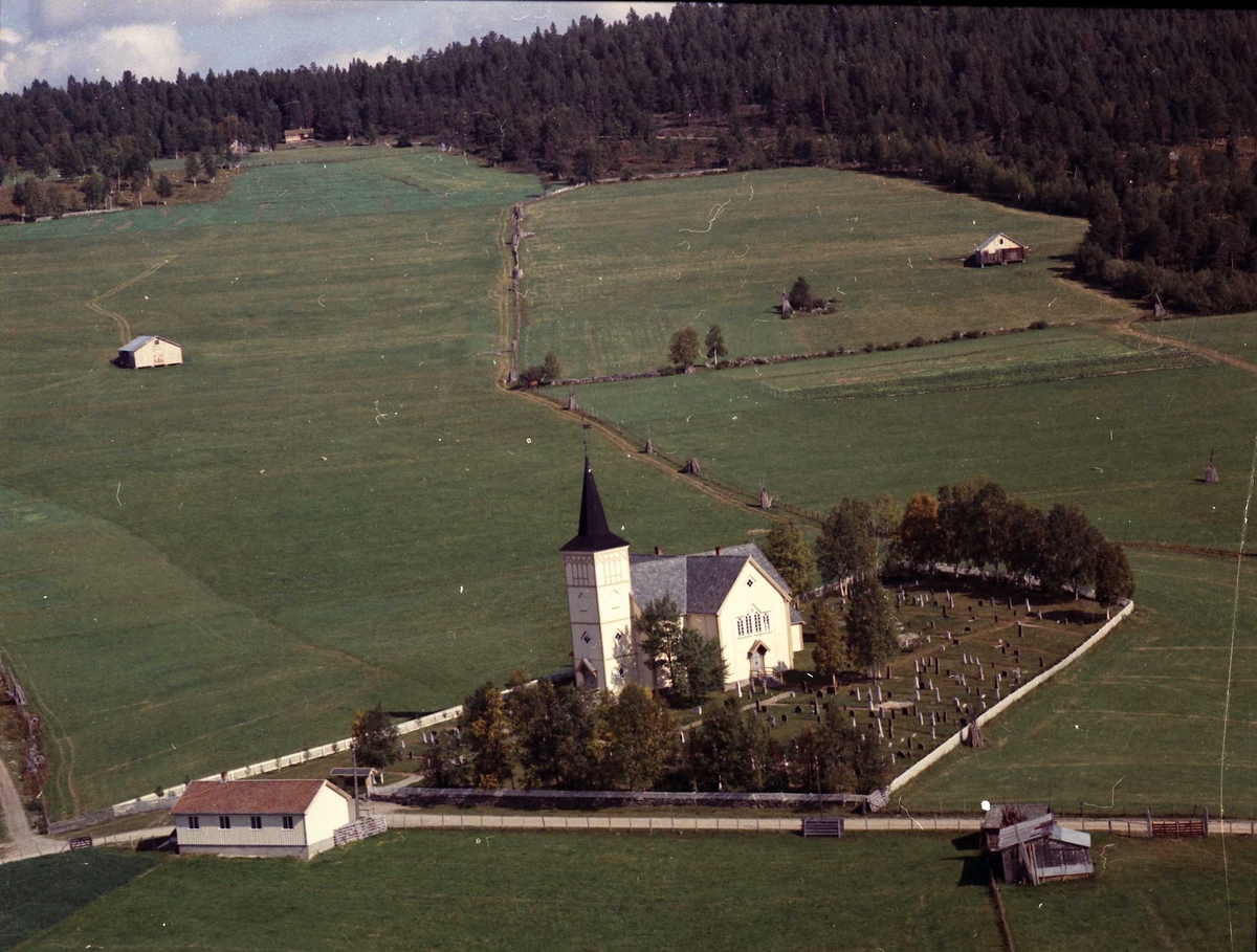 Widerøes Flyveselskap A/S, Kirka, kirkegården.