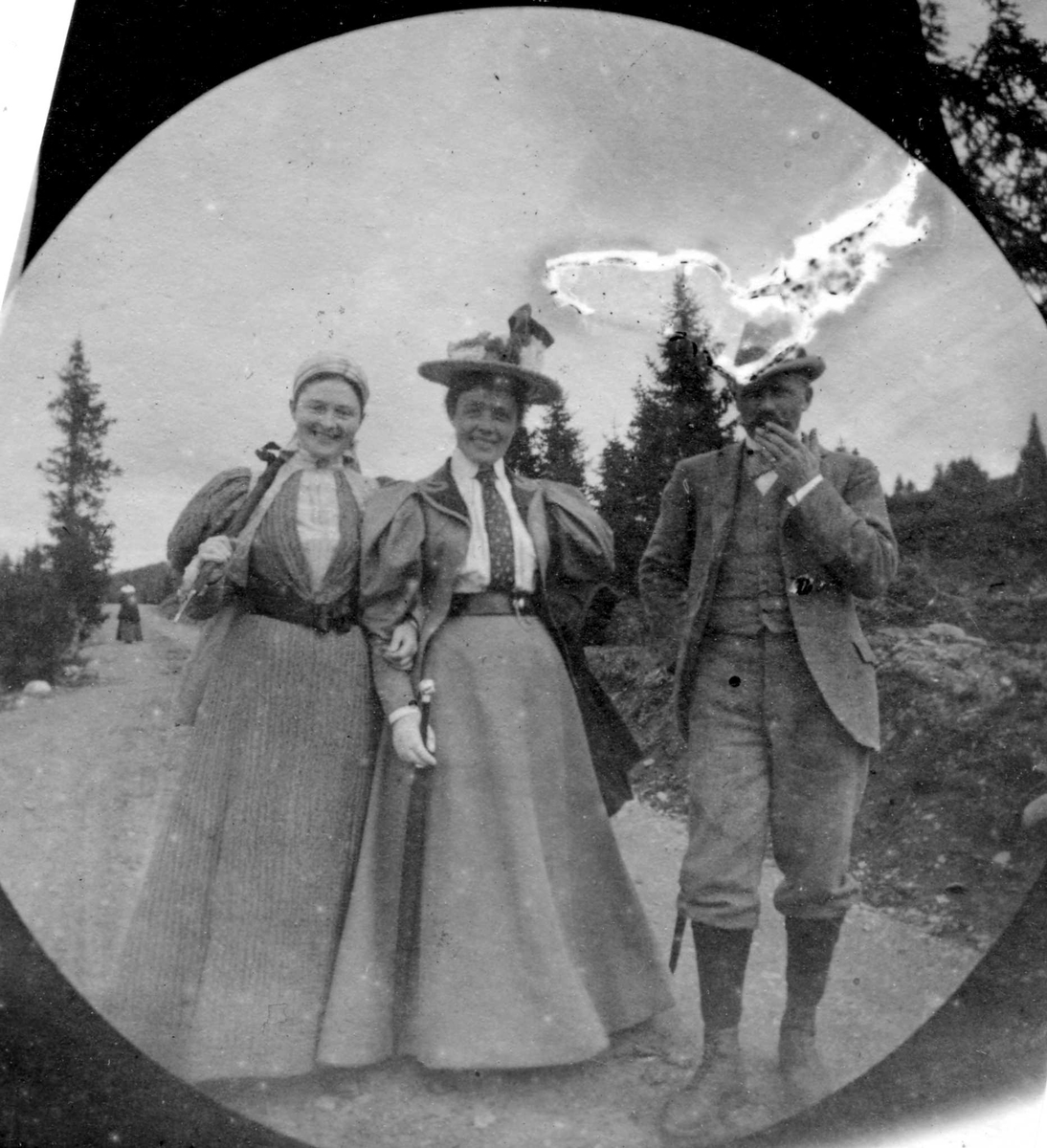 Fredrik Carl Mülertz Størmer, Golå, Sør-Fron, Oppland. Frk. Viborg, senere fru Scott Hansen, hennes søster og Storm på skogsvei.
