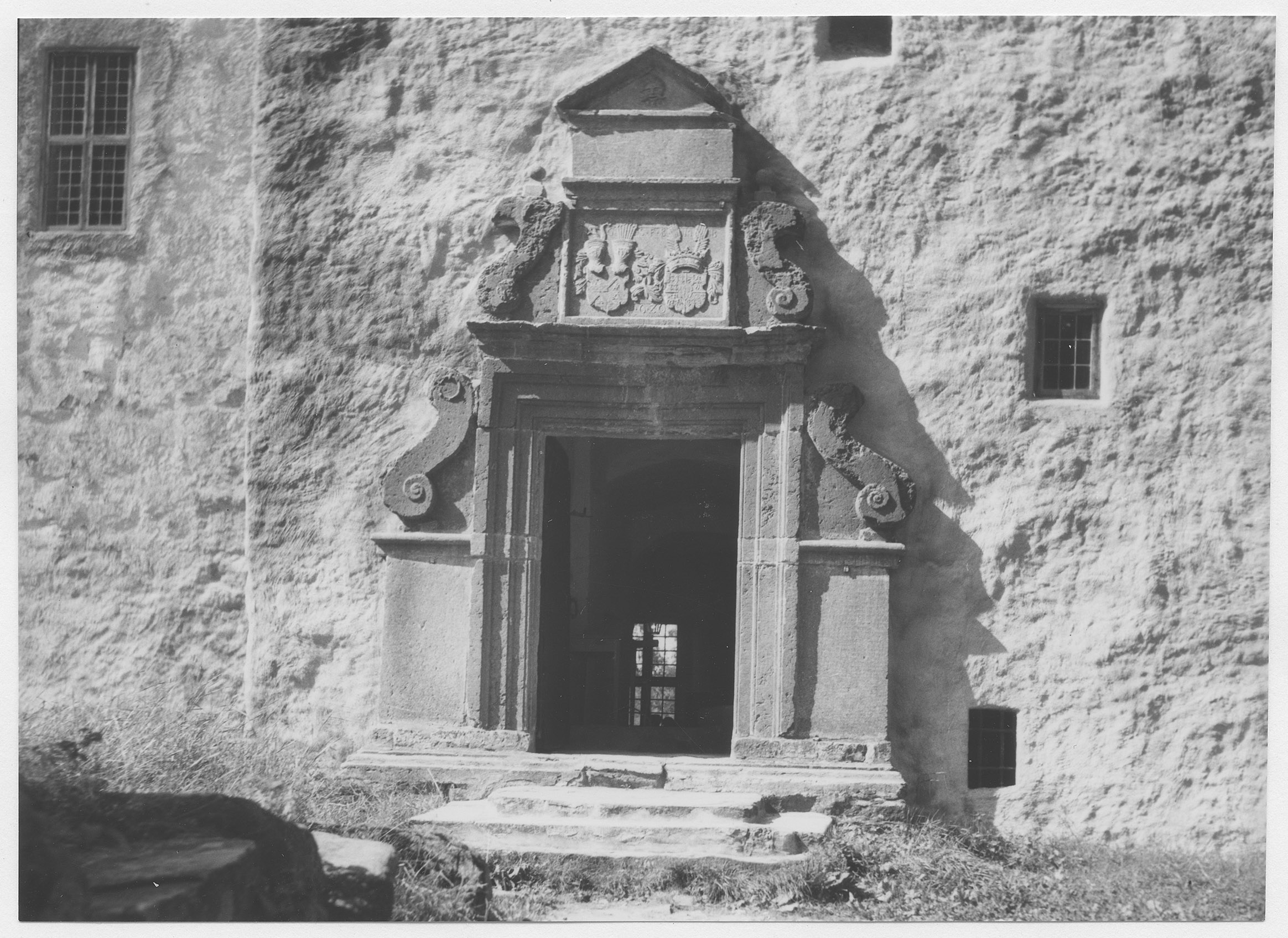 Mårten Sjöbeck, Torpa stenhus, huvudportalen