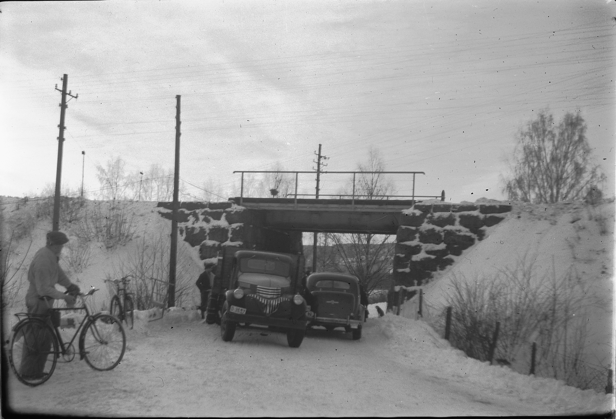 Håkon Prestkværn, KOLLISJON, BILULYKKE I JERNBANEUNDERGANGEN I MOELV, BUICK 1936 OG CHEVROLET LASTEBIL D-3657.