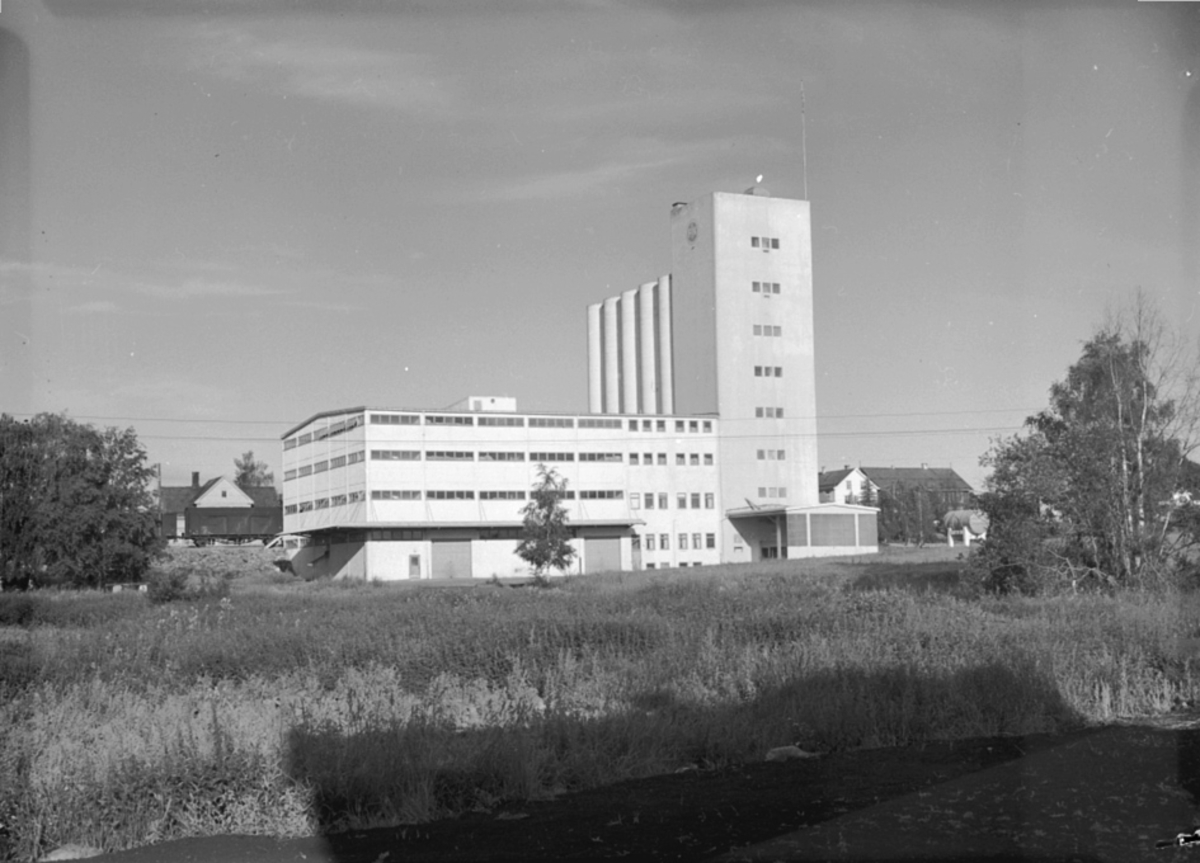 Anno Domkirkeodden, EKSTERIØR: FELLESKJØPETS MØLLE, KORNSILOEN