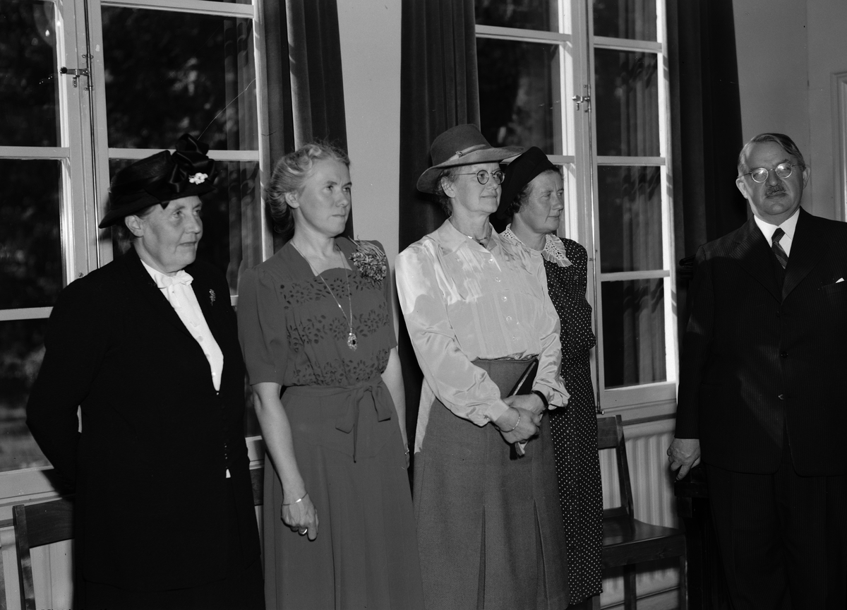 Paul Sandberg, Deltagare i Jälla Lantbruksskolas 50-årsjubileum - rektor Anna Schenström, fru Lundbladh, rektor Elsa Lundell, Ingrid Osvald och landshövding Hilding Kjellman