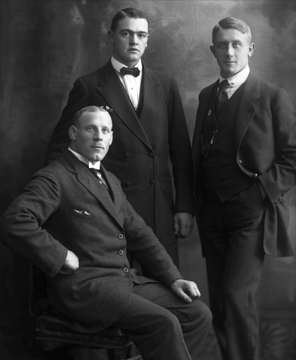 Gustav Borgen, Portrett, tre herrer. (Brytere i vanlige klær.) Lofthus.