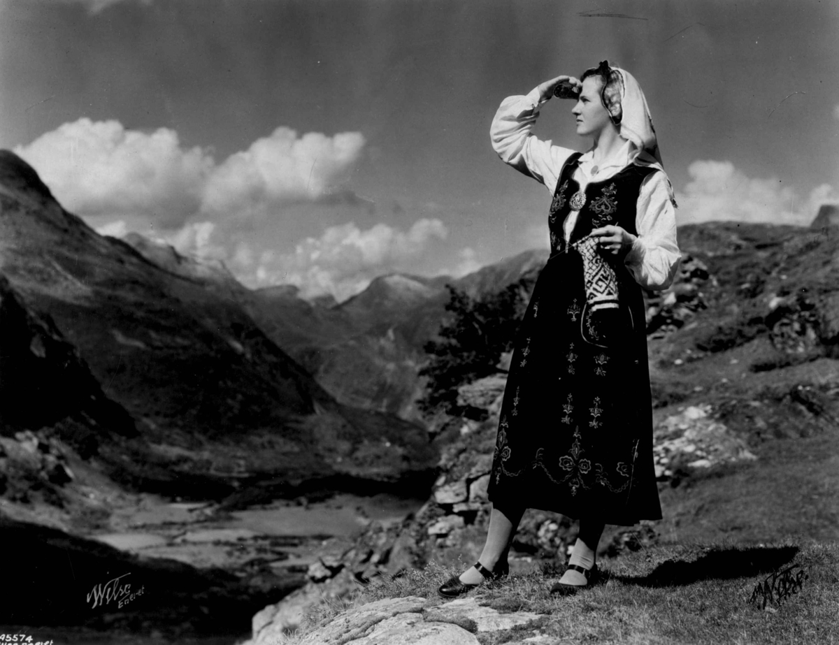 Anders Beer Wilse, Kvinnedrakt, , More og Romsdal. Sunnmørsbunad