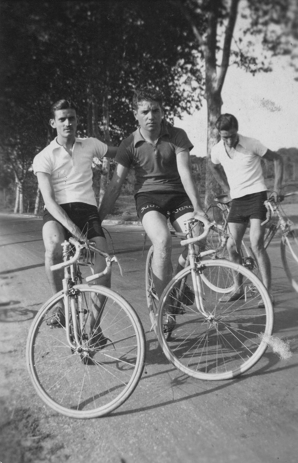 Desconegut, [Portrait of three cyclists]