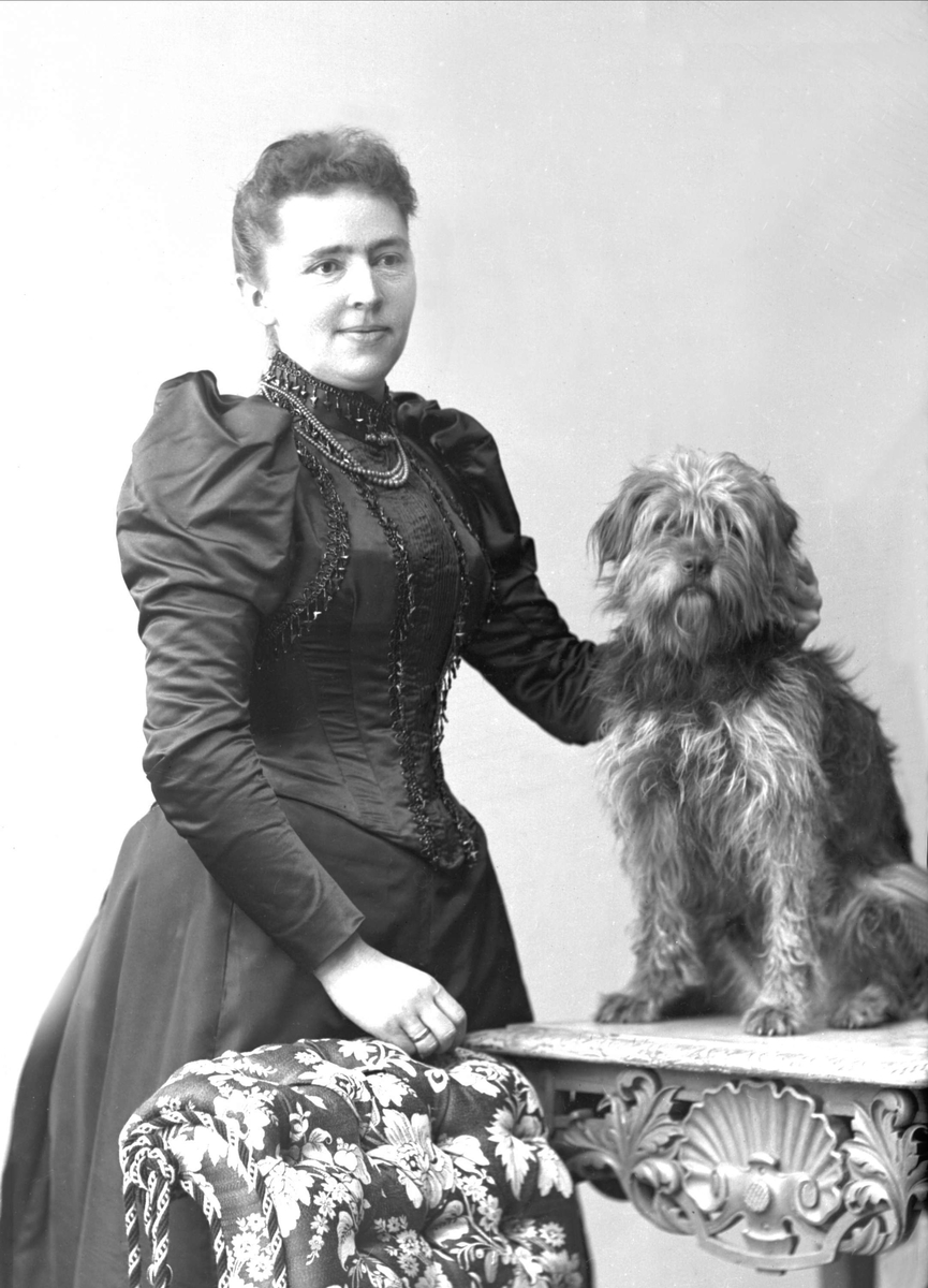 Gustav Borgen, Portrett, fru Larsen med hund.
