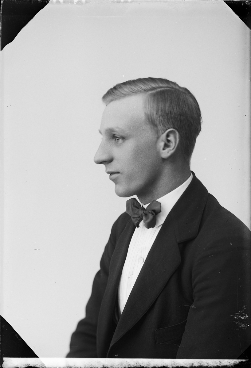 Skötsner-Edhlund, Ateljé Portrait - Emerik Larsson from Duderö, Börstil parish Uppland 1921