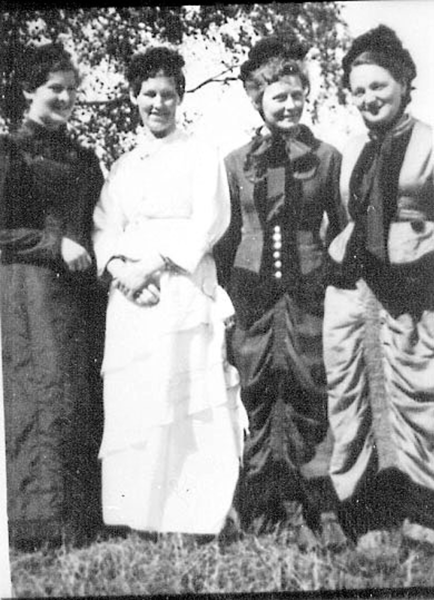 Normann Helger, GRUPPE: 4 DAMER MED DRAKTER, KJOLER, HATTER, HODEPLAGG, FRA VENSTRE: EVA DÆHLIN, ANNE MARIE GJESTVANG, INGRID GJESTVANG, KIRSTEN RUSTAD