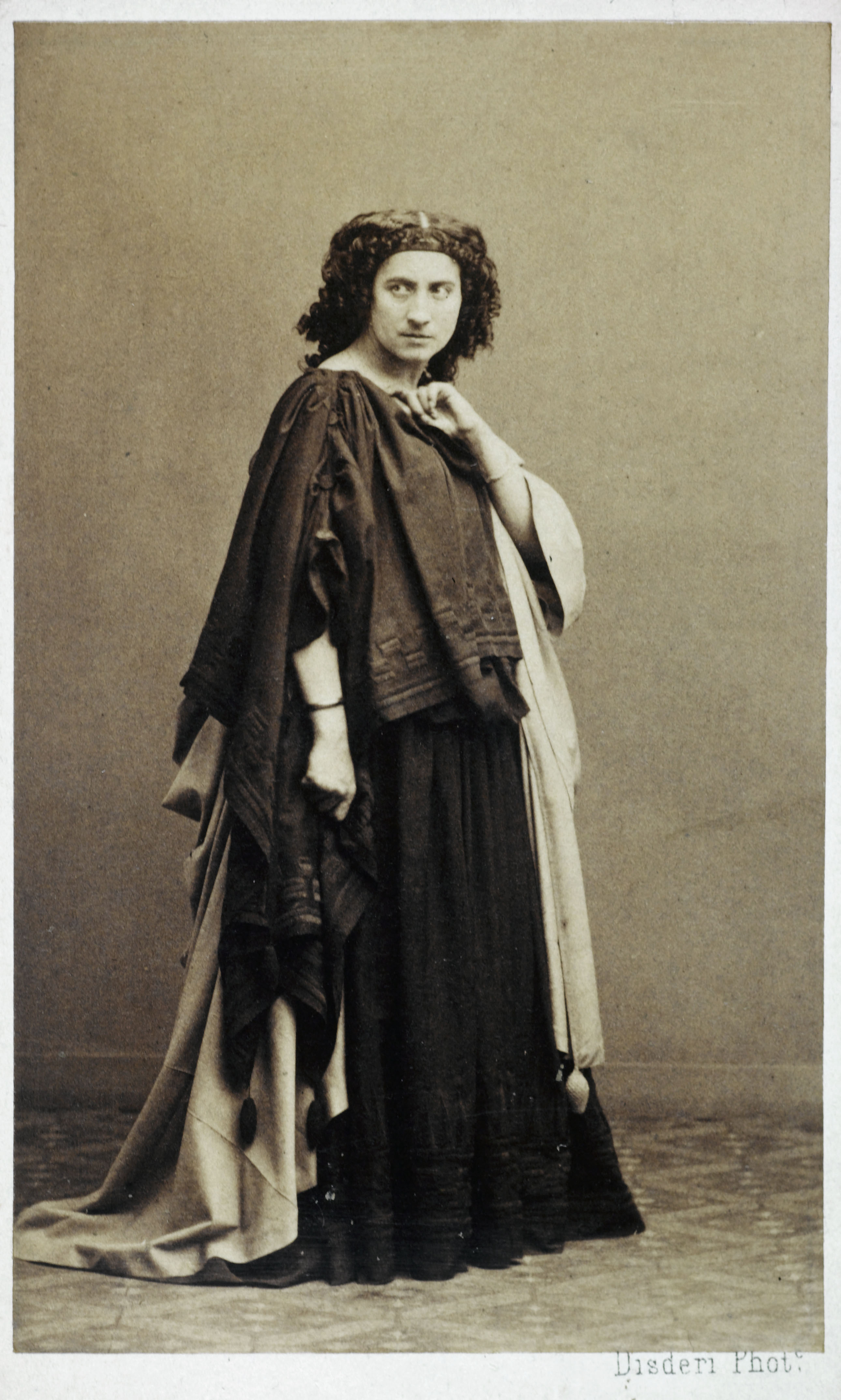 Disderi & Cie, Portrait d'Adélaïde Ristori (1822-1906), tragédienne italienne, dans Médée.