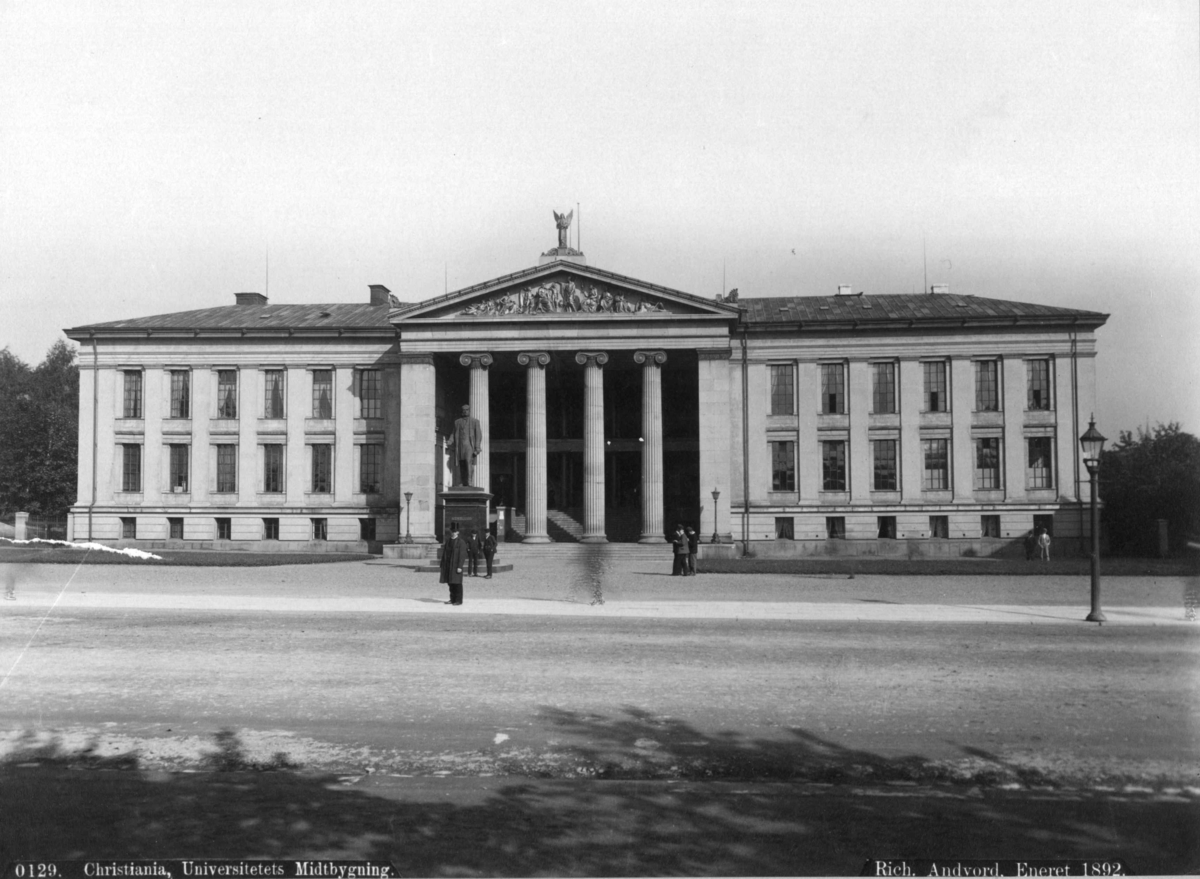 Axel Lindahl, Midtbygningen og plassen til Universitetet i Oslo.