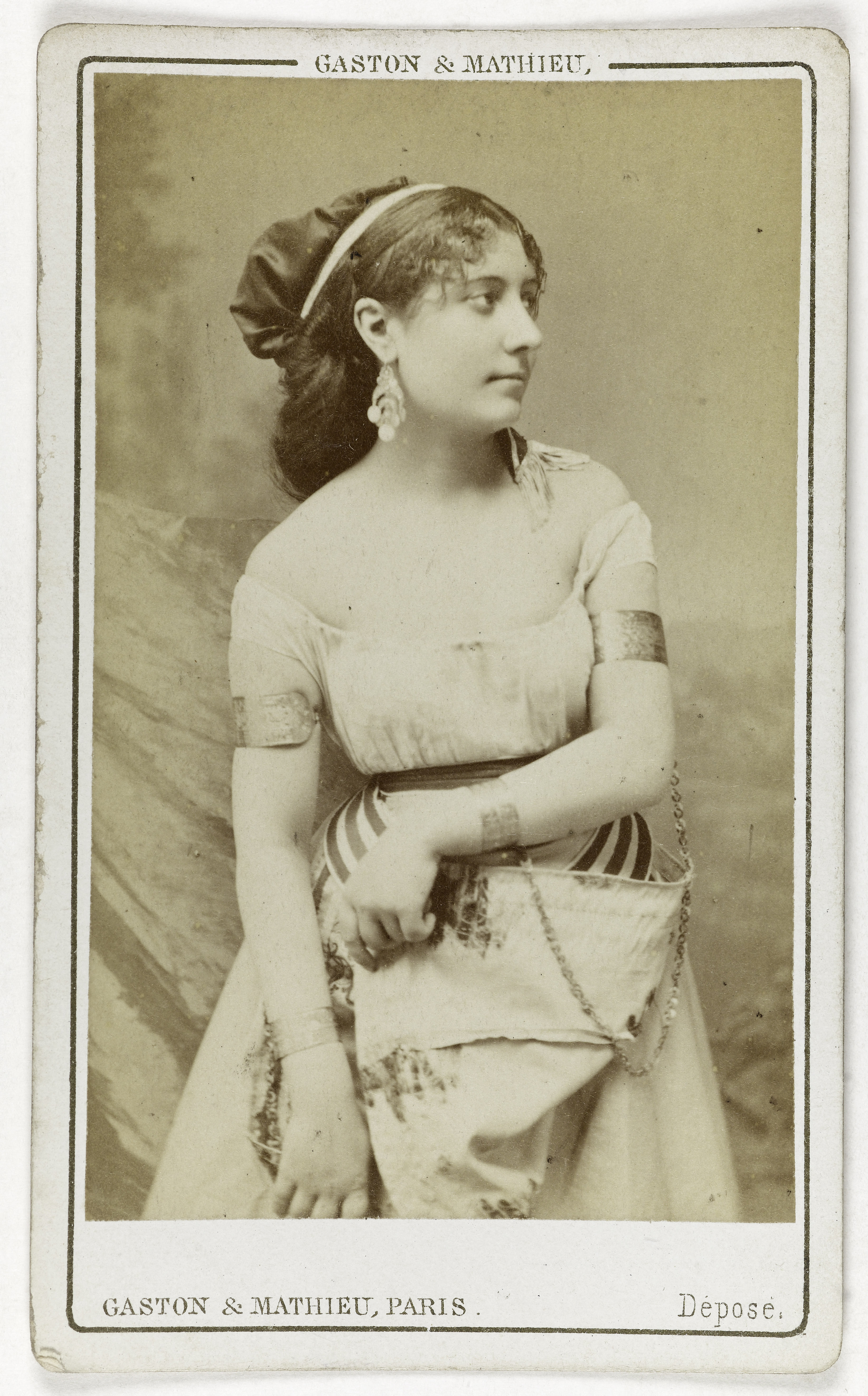 Gaston & Mathieu, Portrait de Milia (Tendel), actrice au Théâtre des Menus-Plaisirs en 1867, au Théâtre des Variétés et au Théâtre du Palais Royal.