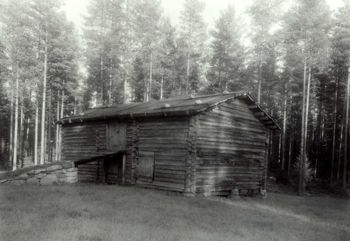 Gisle Midttun, Rundhaugen, Grue, Hedmark. Låve med låvebru. Nå på Glomdalsmuseet, Finntorpet.