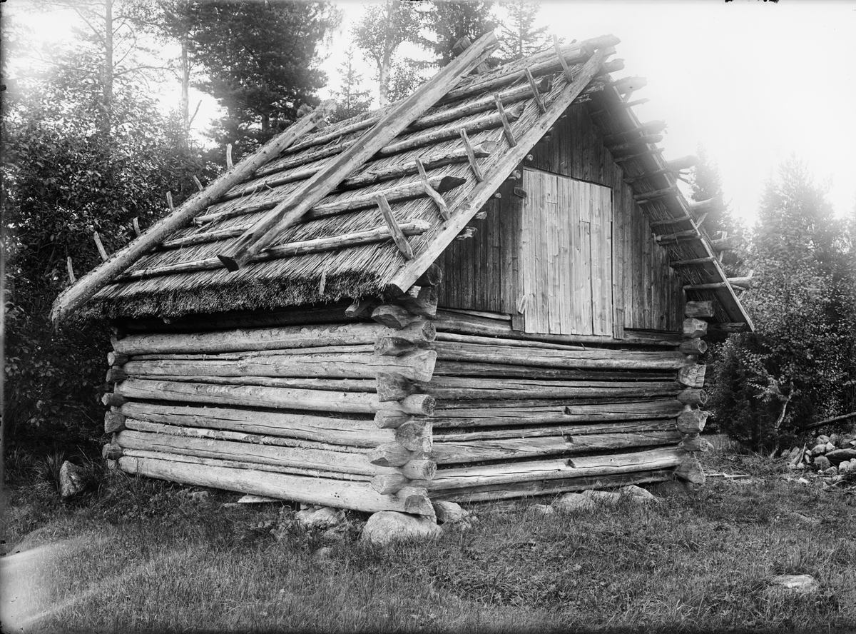 Paul Sandberg, Hölada med vasstak - Aug. Larsson, Hållen, Hållnäs socken, Uppland, sannolikt 1930-tal