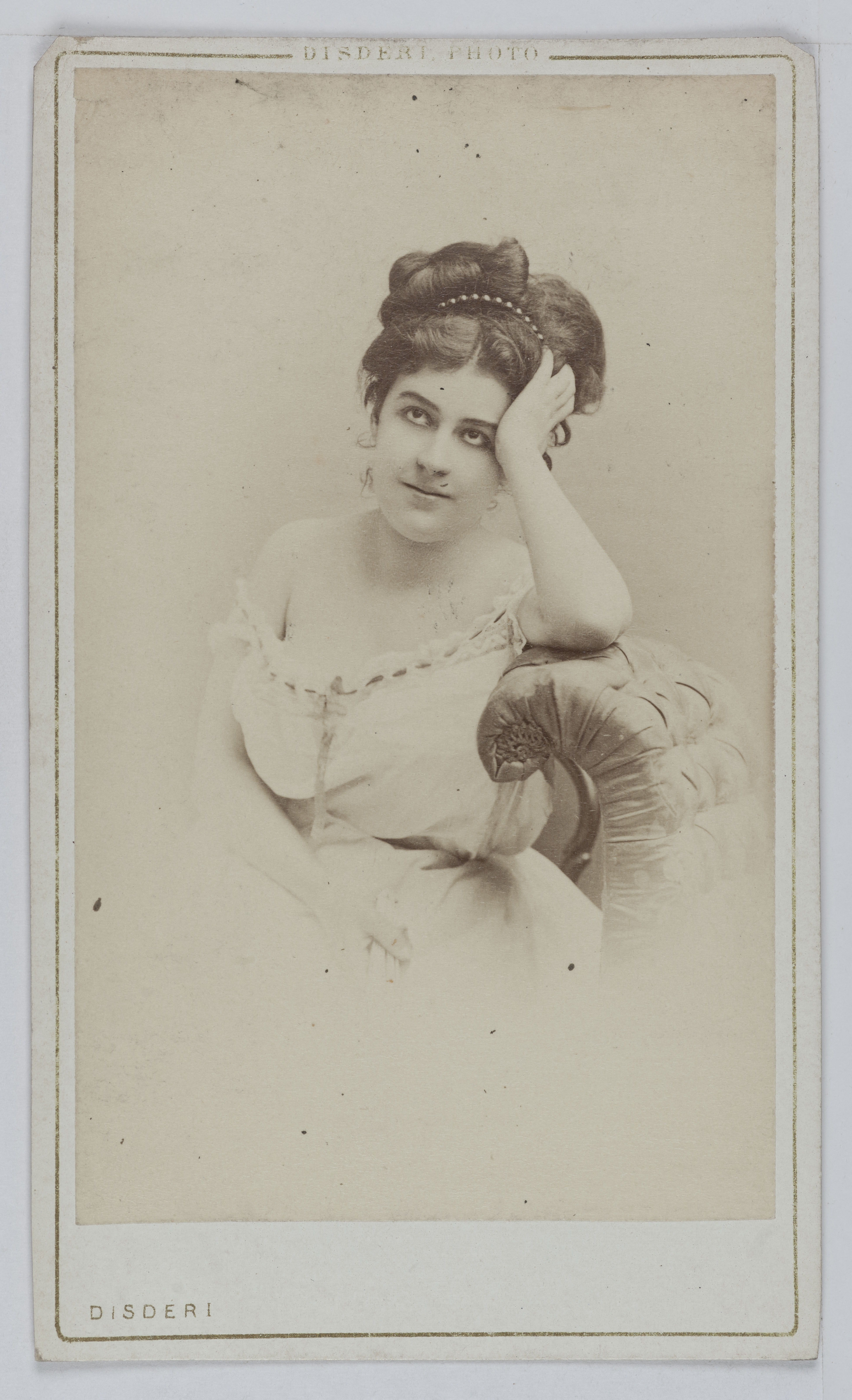 André-Adolphe-Eugène Disdéri, Portrait d'Augustine-Alexandrine Toulet (1849-1931), dite Alice Regnault, actrice de théâtre entre 1869 et 1880.