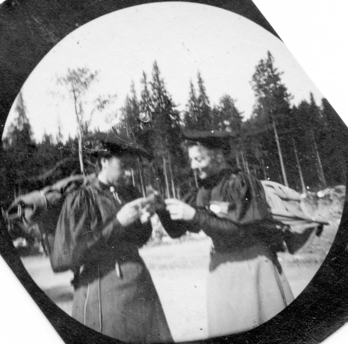 Fredrik Carl Mülertz Størmer, To damer med turutstyr, Tretten, Øyer, Oppland. Frk. Bjørnson og frk. Sørensen.
