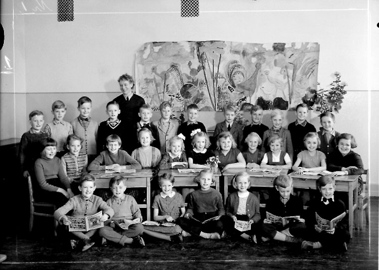 Sven Lindskog, Olaus Petriskolan, classroom interior, 30 schoolchildren with teacher Mrs Maja Mollbeck. Class 2b, Hall 18.
