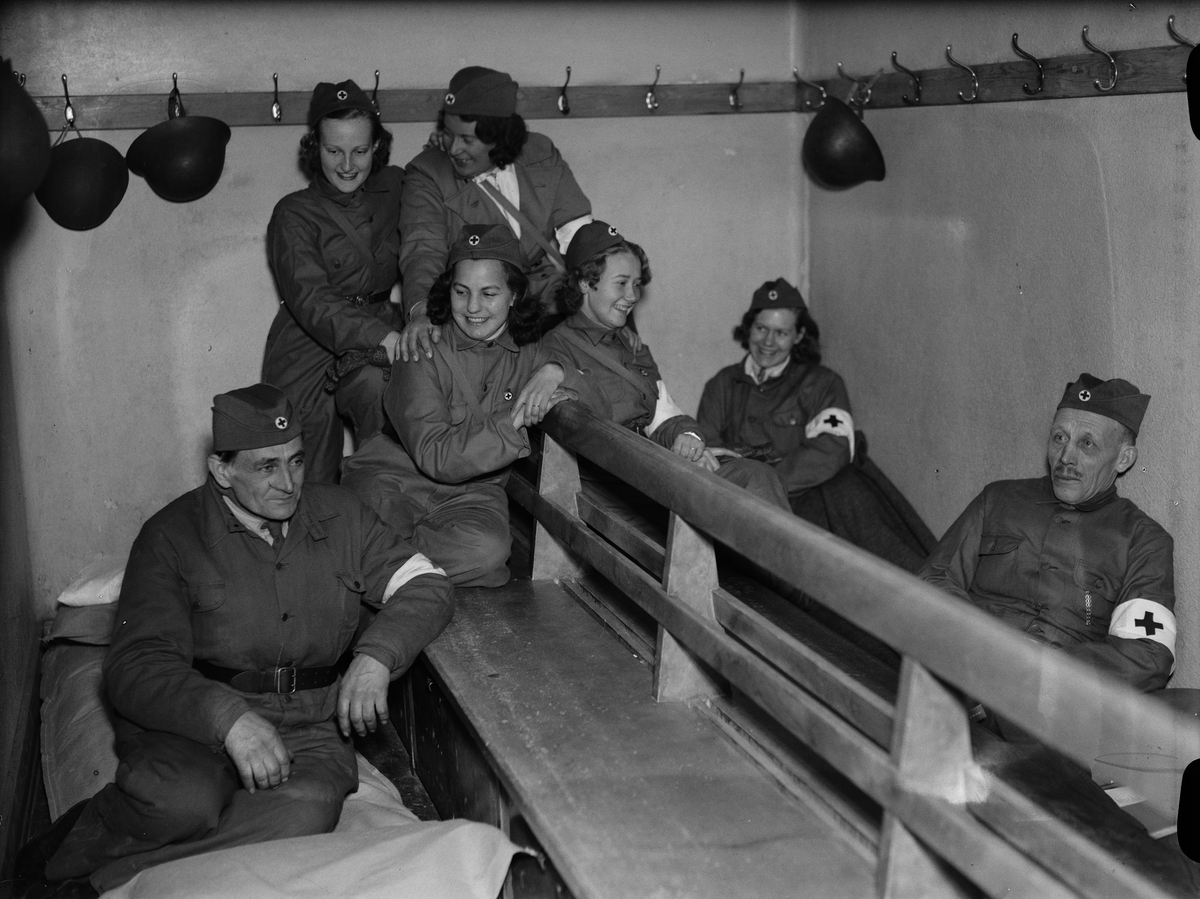 Paul Sandberg, "Den stora luftskyddsövningen inledd. Beredskapspersonalen har fått sitt eldddop" - Vaksalaskolan, Uppsala december 1942