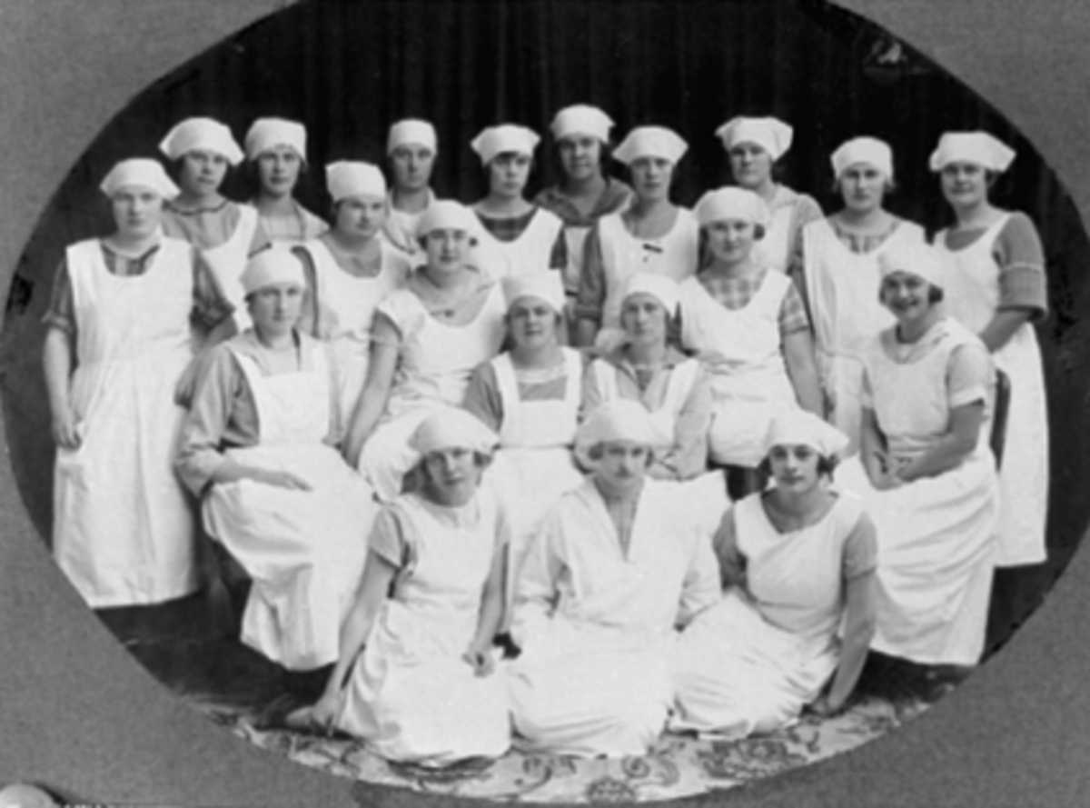 Anno Domkirkeodden, GRUPPE, SKOLEKLASSE, HUSMORSKOLEN, ANNA DIESEN, NY SAGATUN VIDR. Anna Diesen lengst til v.