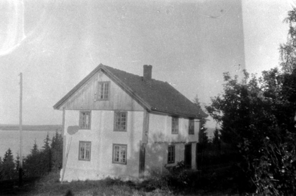 Toralv Bleken-Nilssen, Det gamle huset i Steinsveen, Helgøya. Rappet tømmerbygning som er revet.