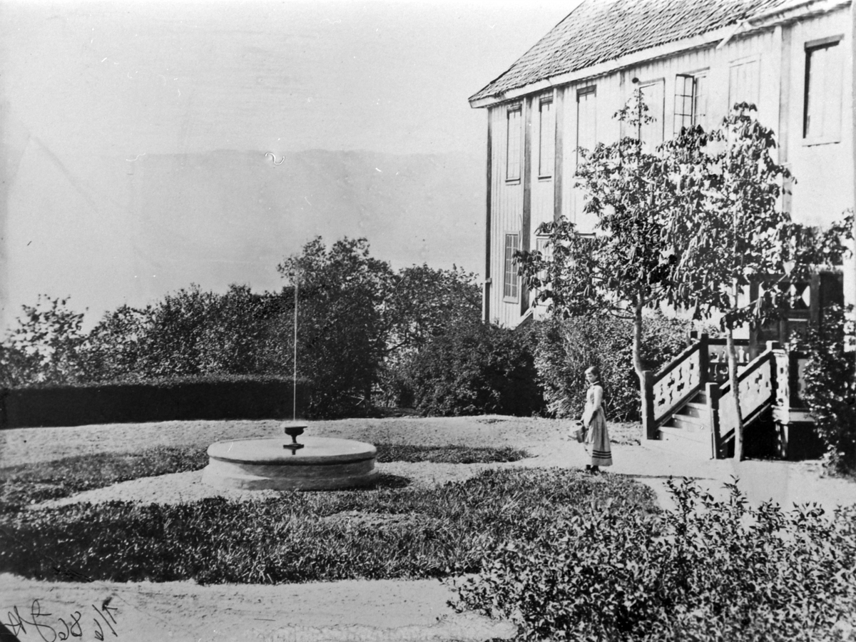 Anno Domkirkeodden, Ung dame i hagen på Hovinsholm, Helgøya. Springvann.