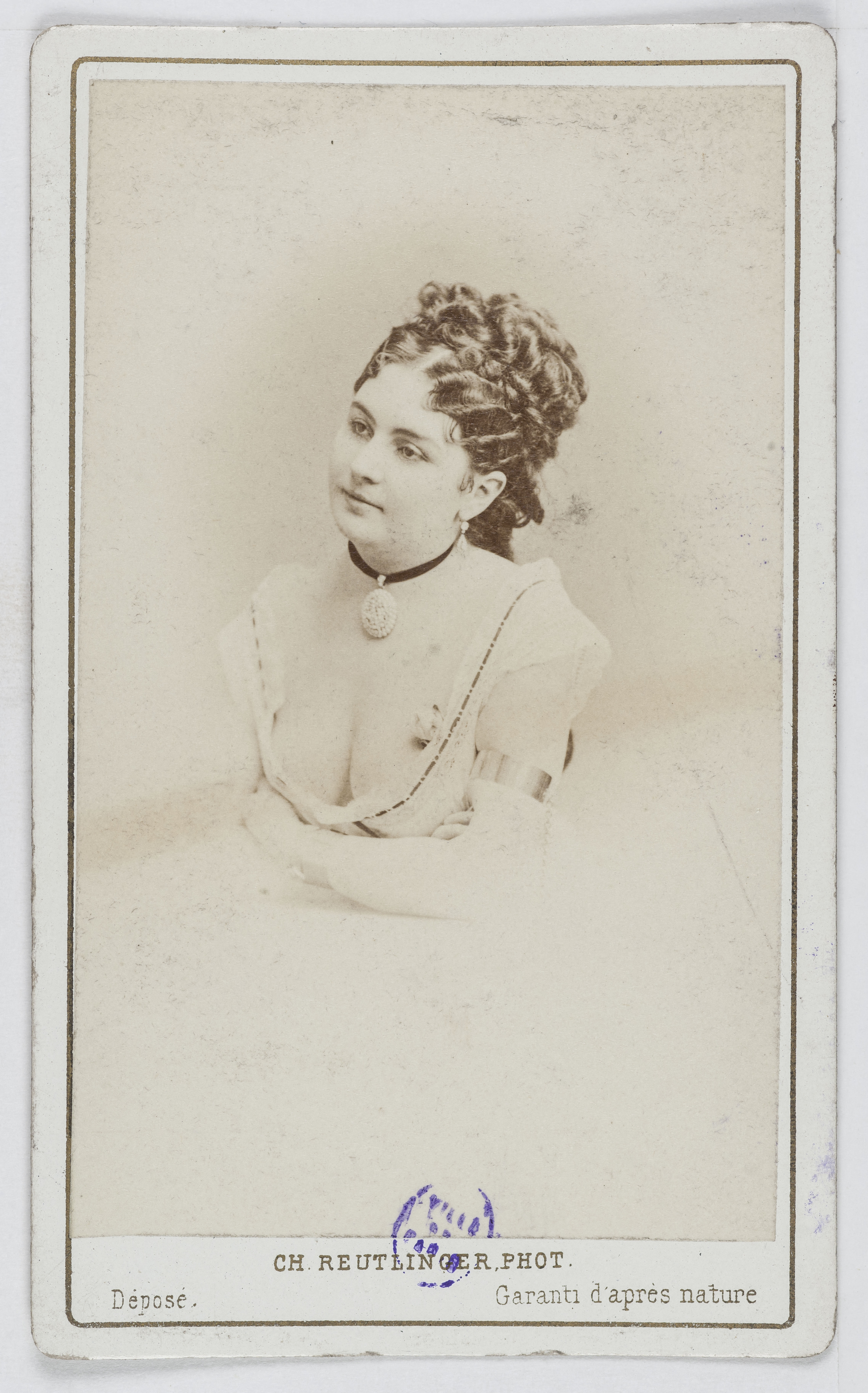 Charles Reutlinger, Portrait de Sylvia Sportas, dite 99 fois Sylvia, actrice au Théâtre du Palais Royal en 1871.