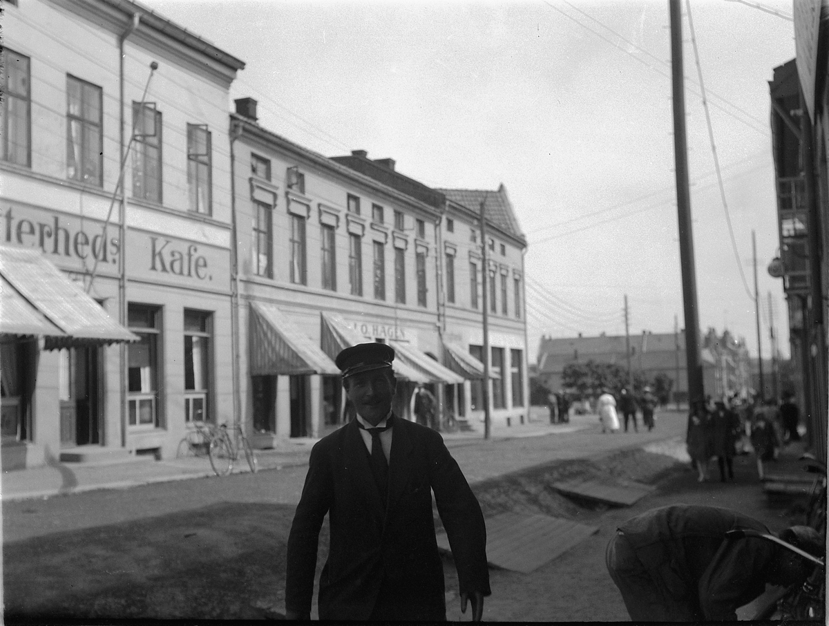 Ragnvald Andersen, Torggata, Hamar, retning Østre Torg. Mann i forgrunnen.