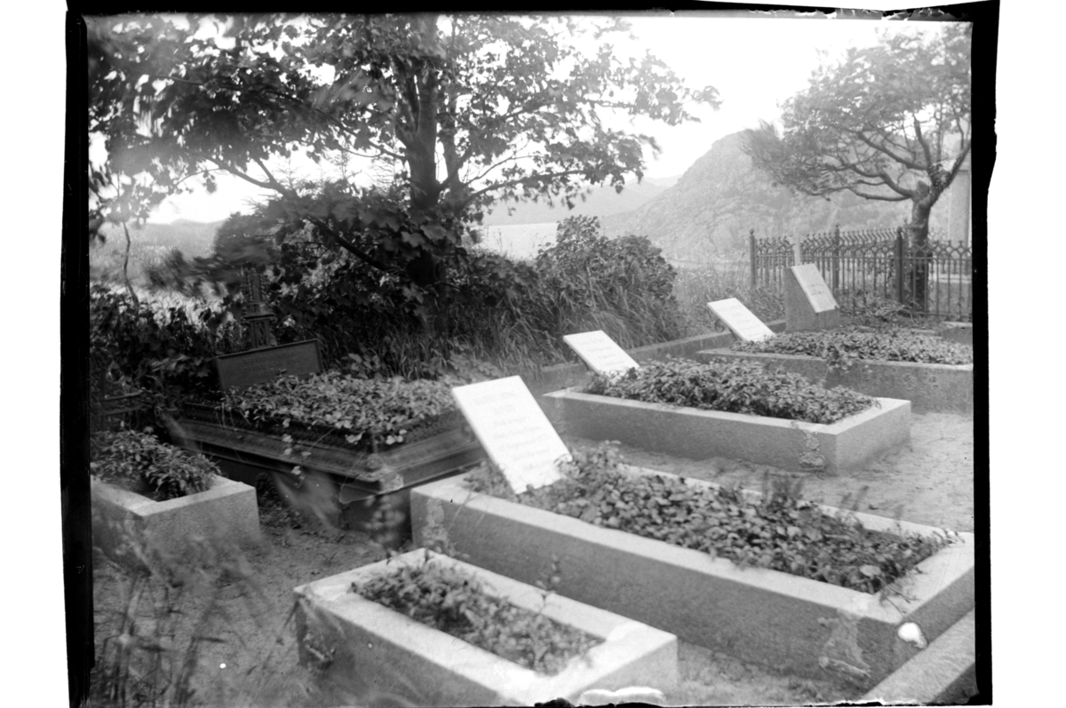 Rolf Sr. Sundt, Familien Sundts familiegravsted i Farsund. Antagelig fotografert 1902-03.