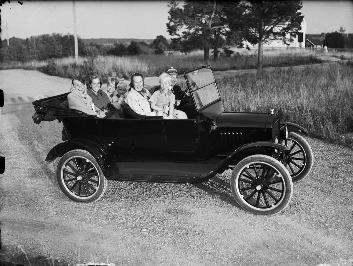 Skötsner-Edhlund, Handlare Stig Sundberg skjutsar bekanta i sin T-Ford från 1923, Östhammar Uppland