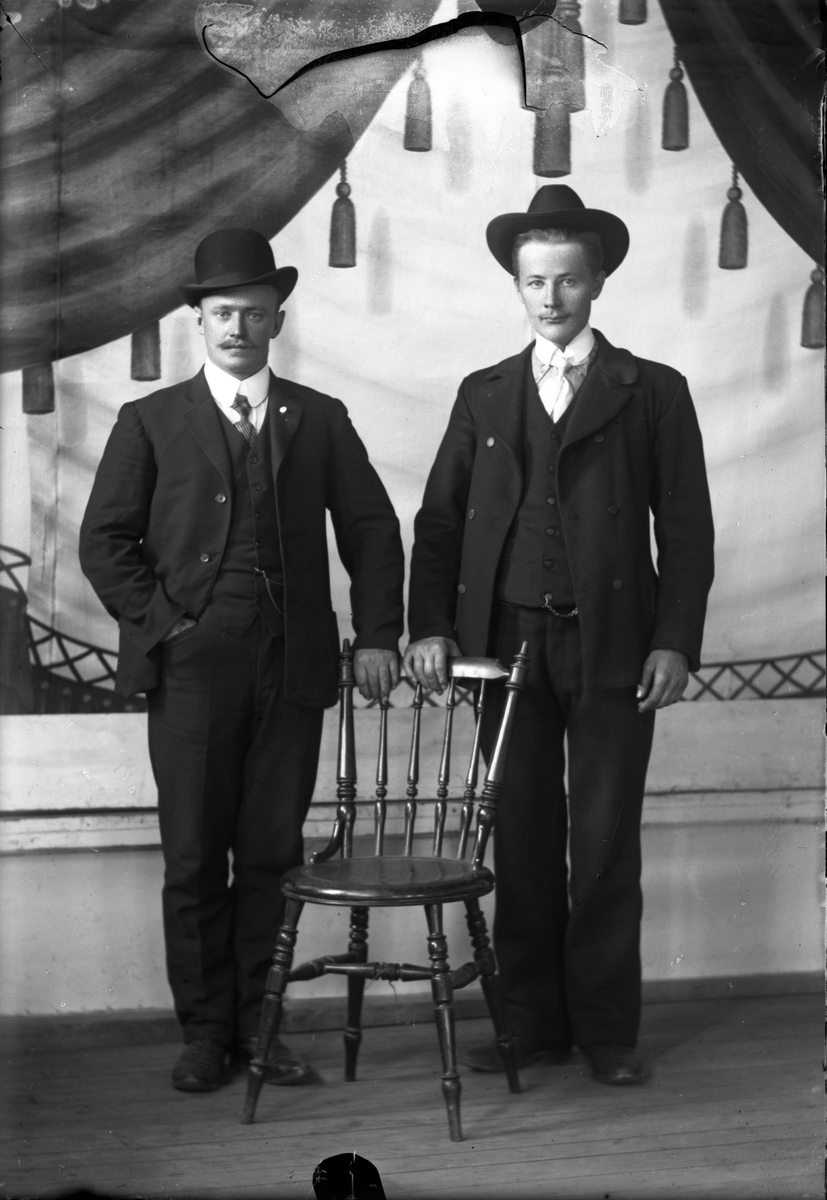 Oscar Holte, Portrett av to menn