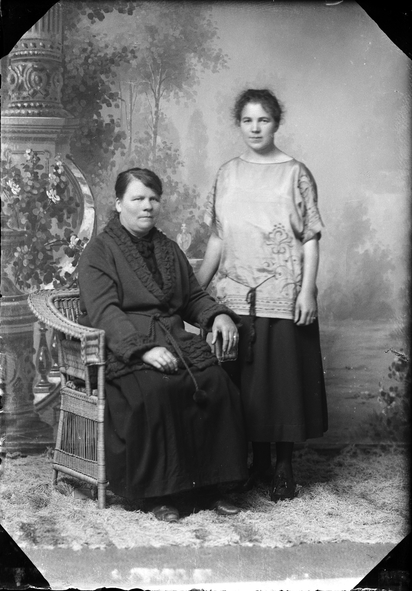 Skötsner-Edhlund, Ateljé Portrait - Amanda Söderberg and Woman from Barkö, Börstil parish, Uppland 1923