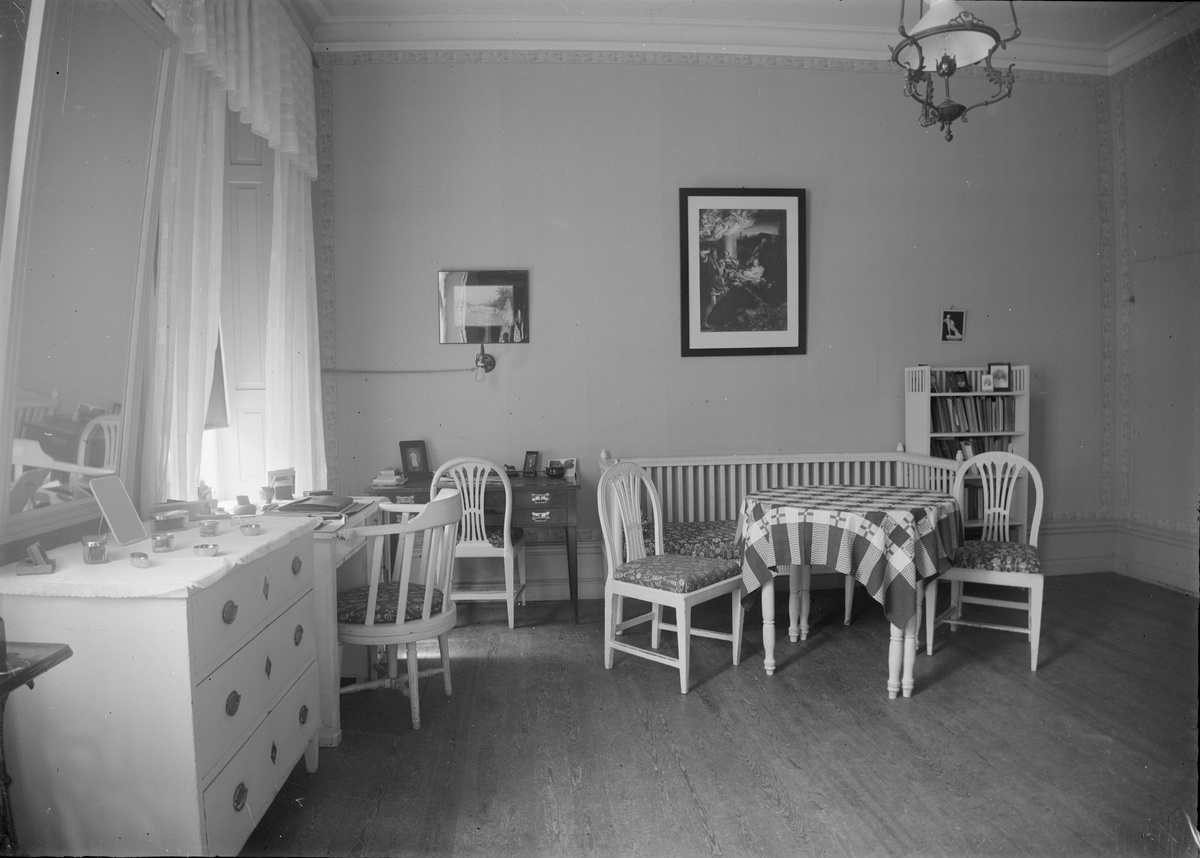 Henri Osti's Fotografiateliér, Professor Ragnar Fribergs hem, damrum, Östra Ågatan 27, Uppsala, sannolikt 1919