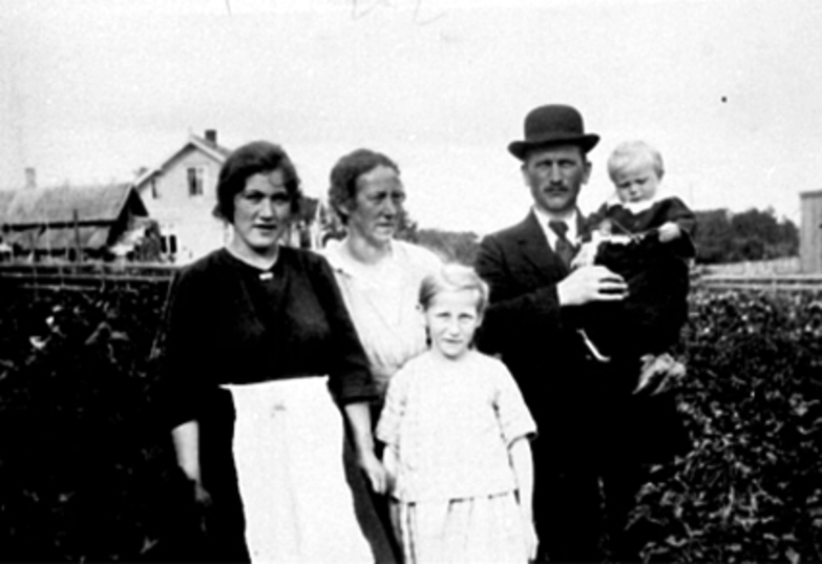 Ukjent, Gruppe 5, familiegruppe F.v. Ingrid Andersen, Anna Andersen , Ole Andersen m/Signe Andersen . Foran Agnes Andersen.