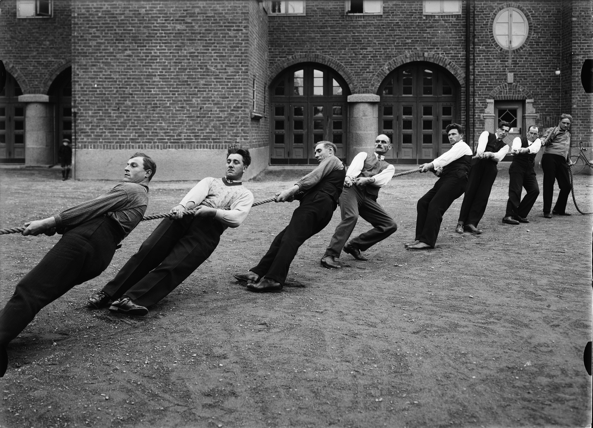 Paul Sandberg, Dragkamp med rep utanför Uppsala brandkårs brandstation på Skolgatan, Uppsala oktober 1933