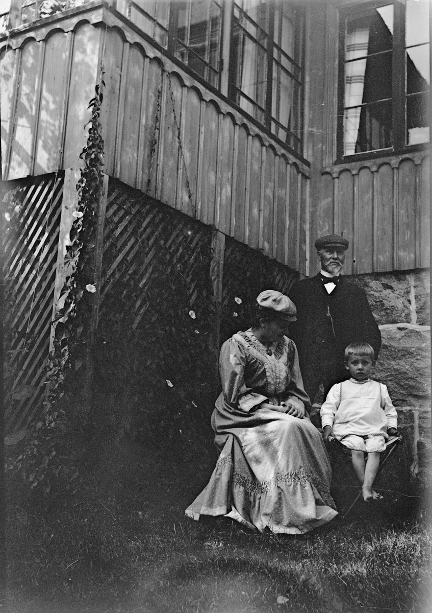 Okänd,, Christiane Liljefors föräldrar Roland Petersen och Marie Pauline Egelind Petersen med barnbarnet Roland Liljefors, sannolikt i Stavanger, Norge