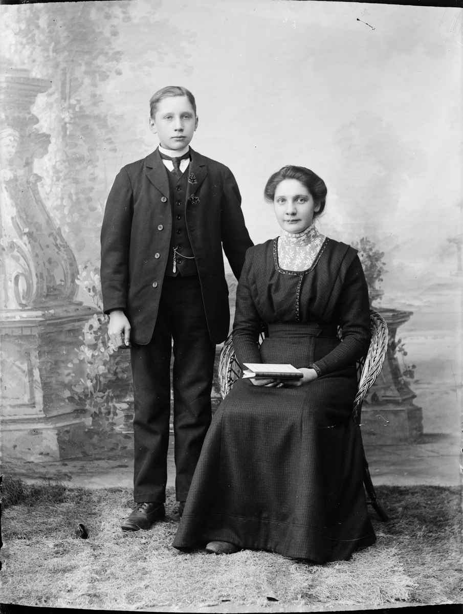 Skötsner-Edhlund, Ateljéporträtt - kvinna och ung man, Östhammar, Uppland