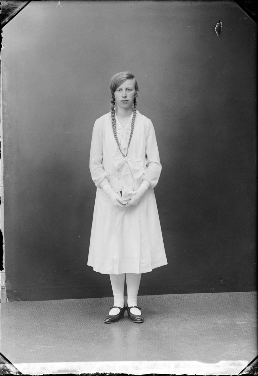 Skötsner-Edhlund, Ateljéporträtt - Greta Westerlund från Raggarön, Börstil socken, Uppland