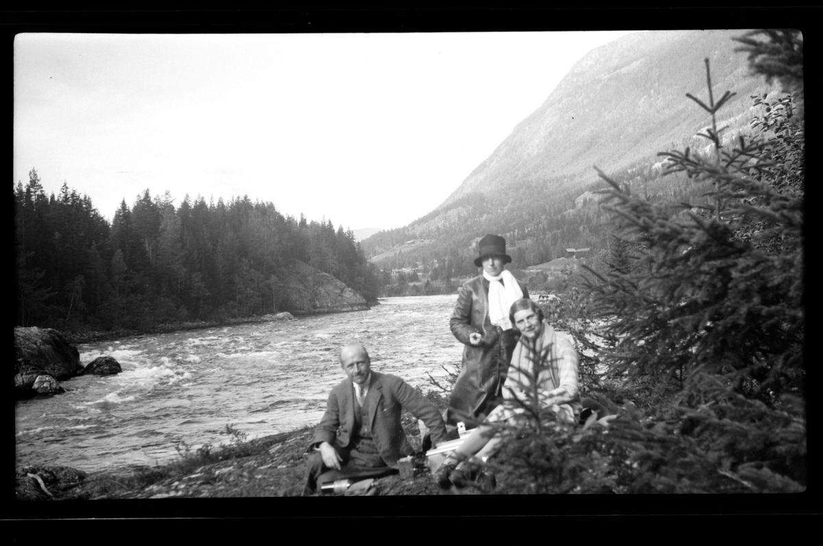 Rolf Sr. Sundt, Agnes Buratti mellom Rolf Sundt sr. og hans hustru Hilda Sundt ved en elvebredd på fjellet. Fotografert 1928.