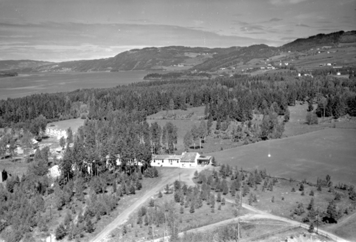 Widerøes Flyveselskap A/S, Flyfoto av realskolen, Moelv, Ringsaker.