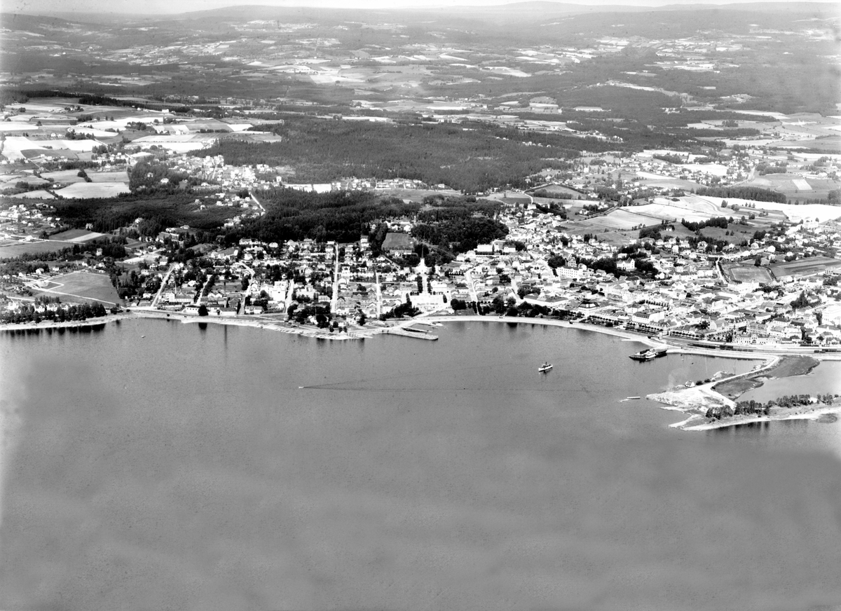 Widerøes Flyveselskap A/S, FLYFOTO, FRA MJØSA MOT HAMARBUKTA, OVERSIKT FRA KOIGEN TIL TJUVHOLMEN MOT ÅSA