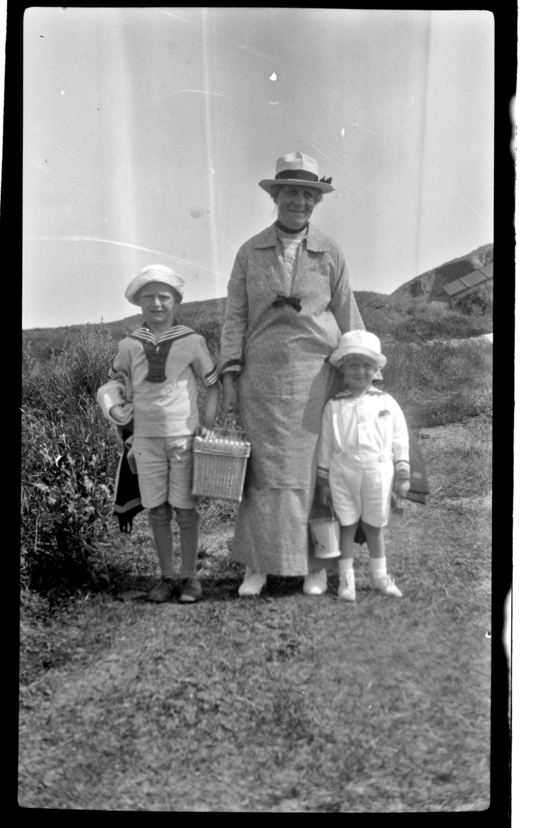 Rolf Sr. Sundt, Brødrene Julius og Rolf jr. på utflukt med sin mormor Birgitte Aubert med nistekurv. Fotografert 1925.