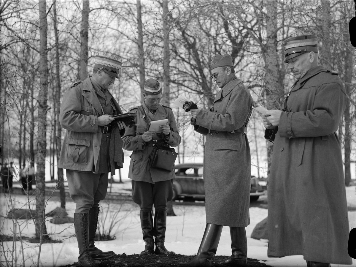 Paul Sandberg, Lägerledaren kapten Olof Enwall, fänrik Torslow och kapten Georg Swärdson rapporterar till överste Sven Ryman under Uppsala landstormsförbunds påskläger norr om Uppsala