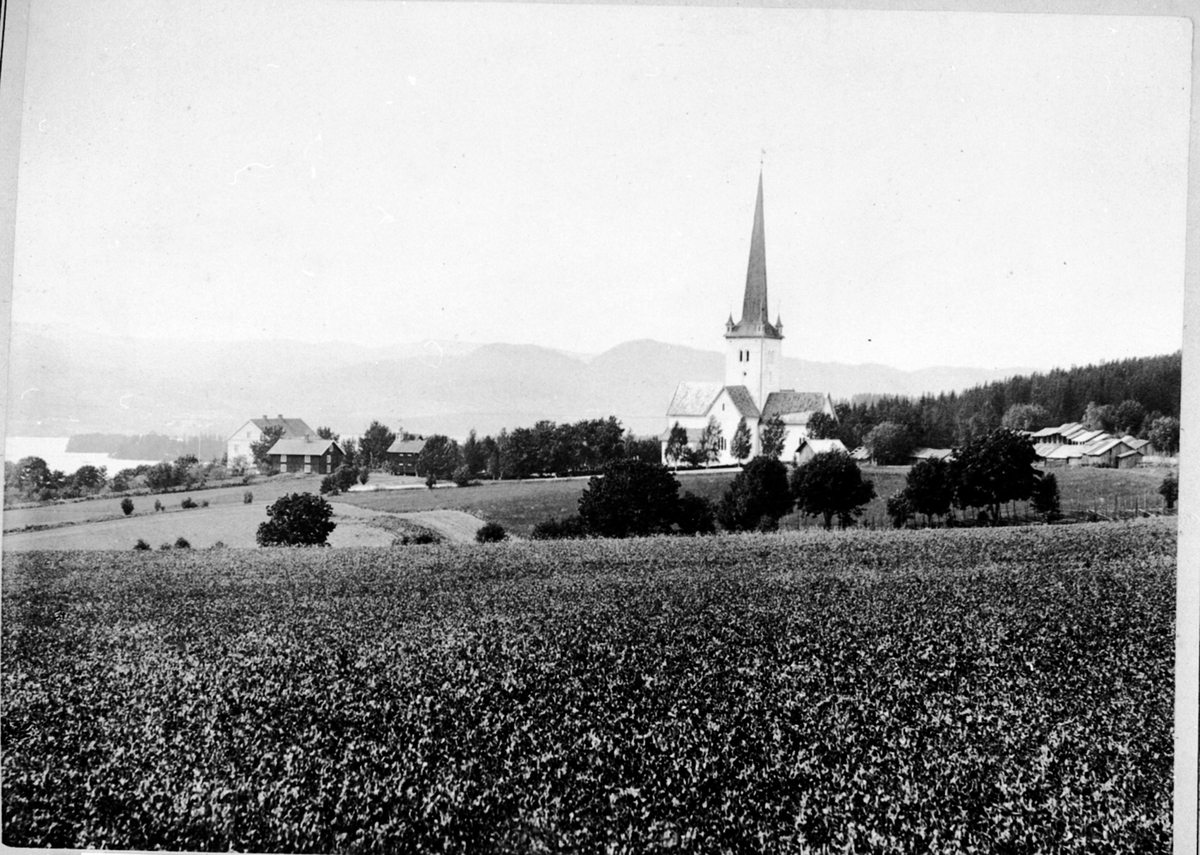 Anno Domkirkeodden, Ringsaker kirke og prestegården med landskapet rundt. Staller til høyre.