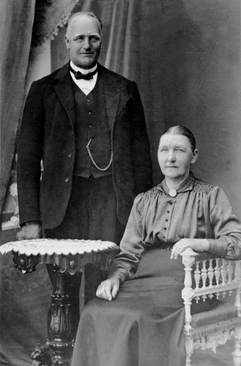 Anno Domkirkeodden, Peder Tommesen Korslund (1857-1924) og Johanne Andreasdatter Bakløkken f.1862, Smedstua øvre, Nes, Hedmark.