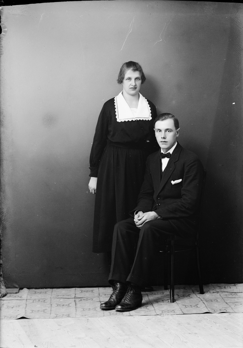 Skötsner-Edhlund, Ateljéporträtt - paret Johansson från Aspö, Börstil socken, Uppland