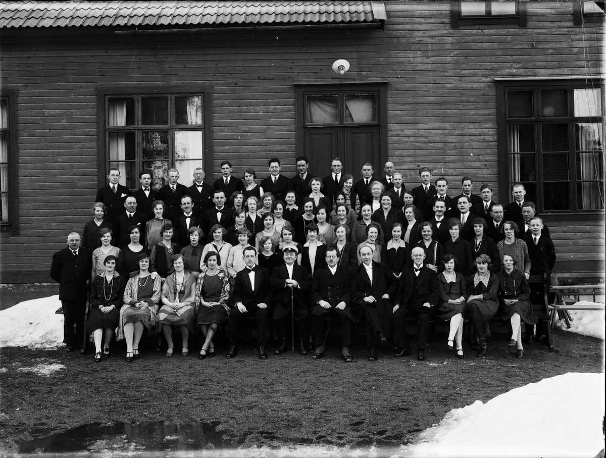 Skötsner-Edhlund, Group retreat in front of the People’s House, Harg, Uppland