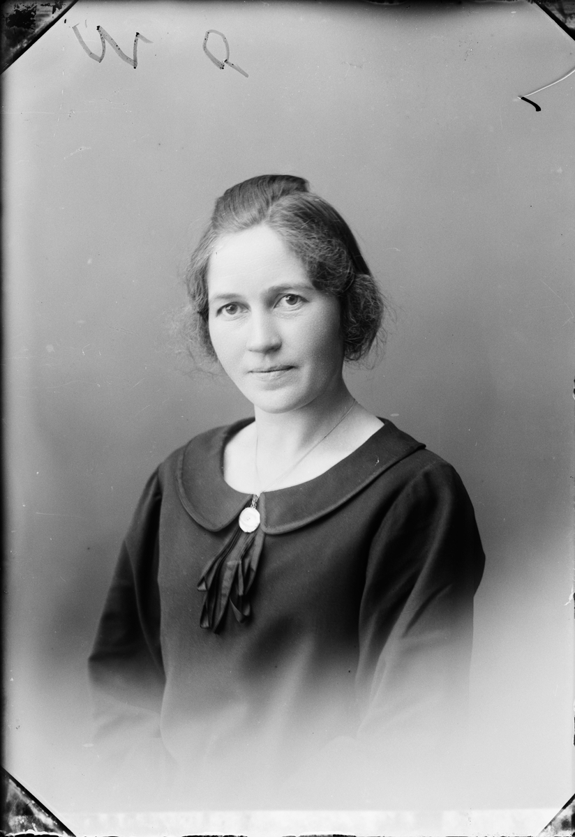 Skötsner-Edhlund, Ateljéporträtt - Inez Karlsson från Sundsäng, Älvsnäs, Börstil socken Uppland 1925