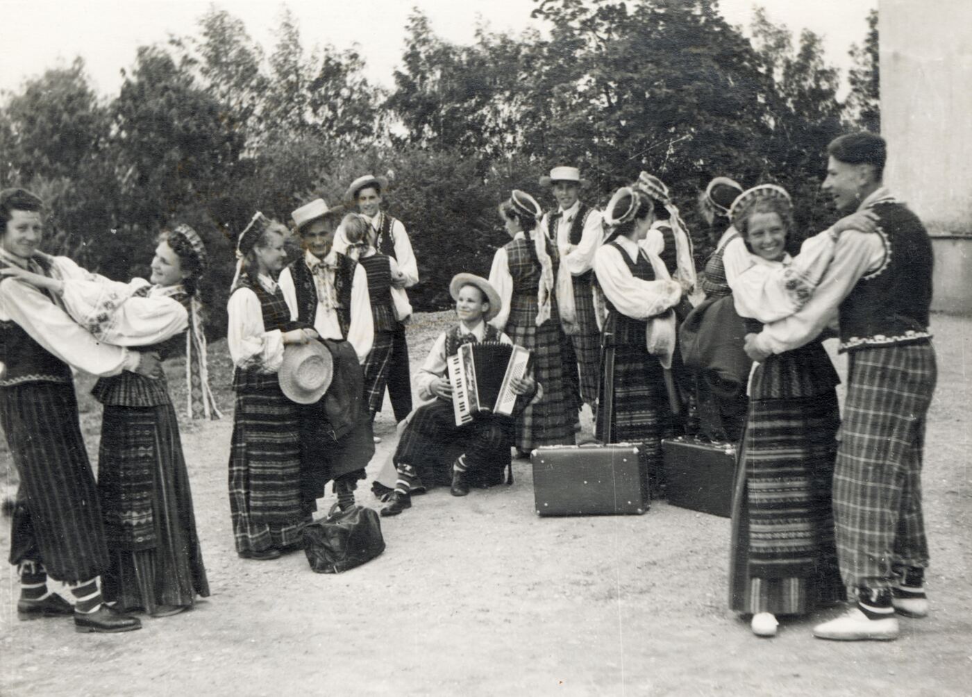 Nežinomas fotografas, Telšių pedagoginės mokyklos šokėjai prieš išvykstant į Respublikinę dainų šventę